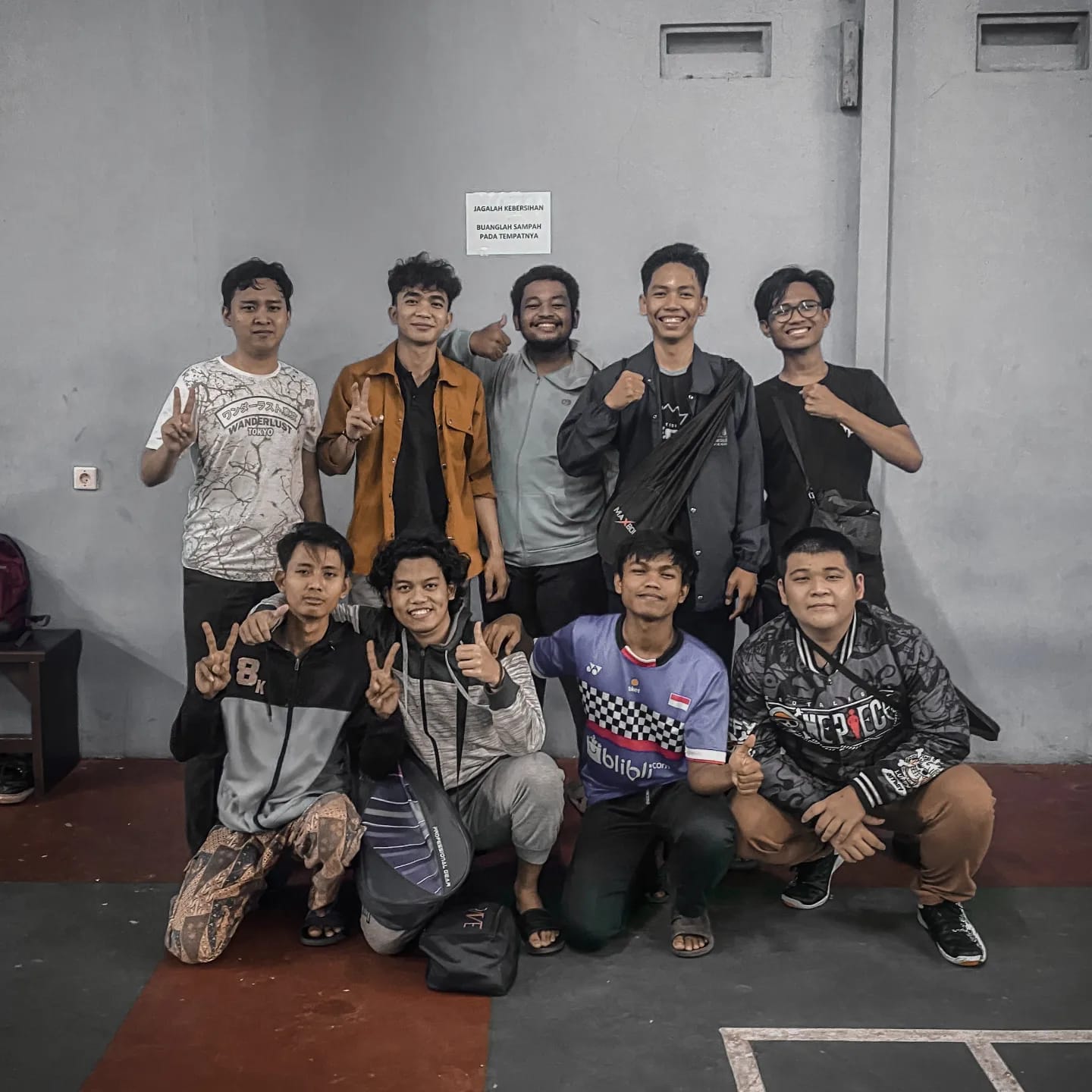 Abul Team mengadakan badminton rutin