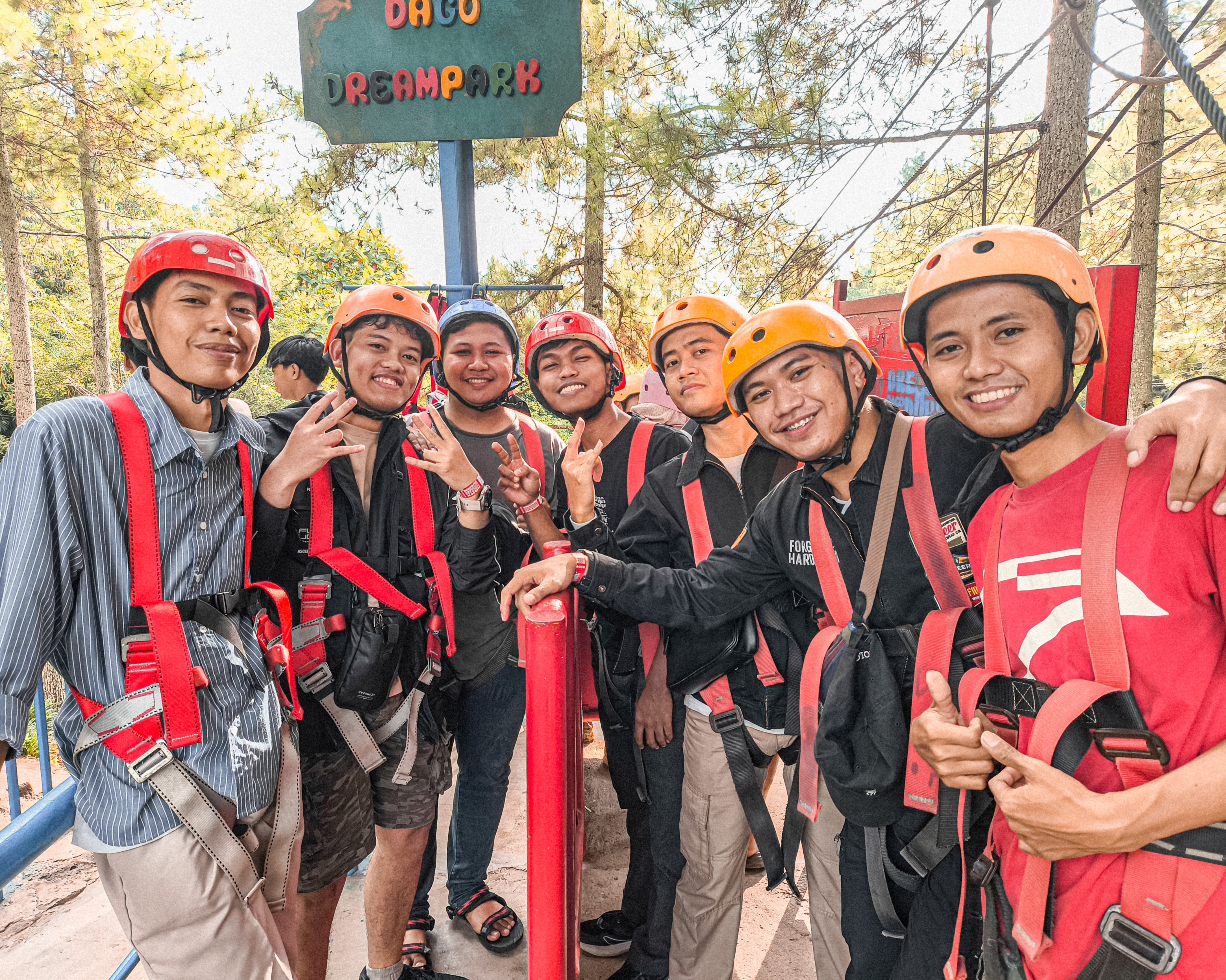Abul Team naik flying fox di Bandung